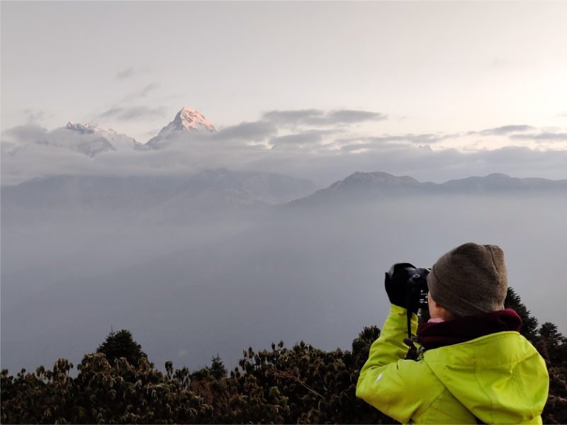 Katrin fotografiert die Berge
