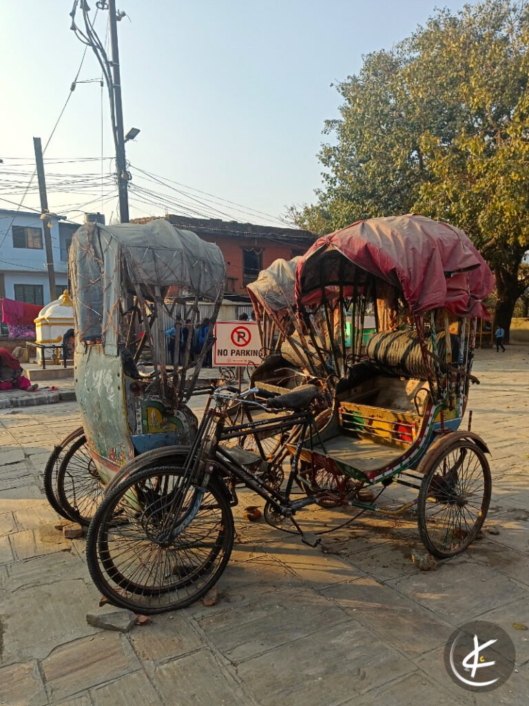 Foto von zwei alten Rikschas, die sich gegenüberstehen
