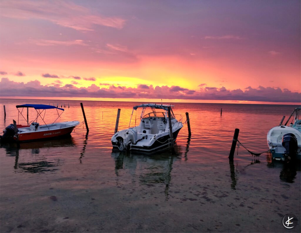 angelegte Boote im Wasser bei Sonnenaufgang