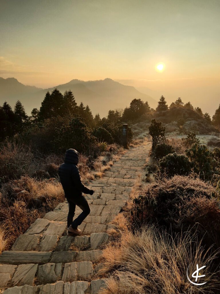 Person läuft die Treppen im Sonnenaufgang hinunter