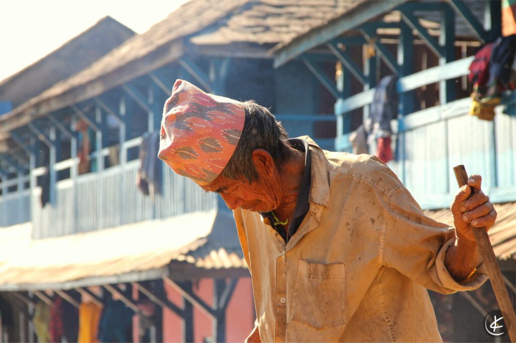 Mann mit Stock in der Hand schaut auf den Boden