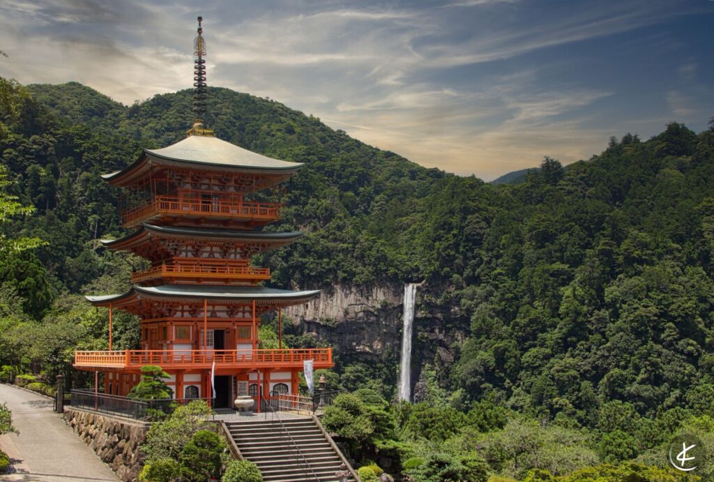Frontalansicht des Seiganto-ji Tempels mit dem Nachiwasserfall im Hintergrund