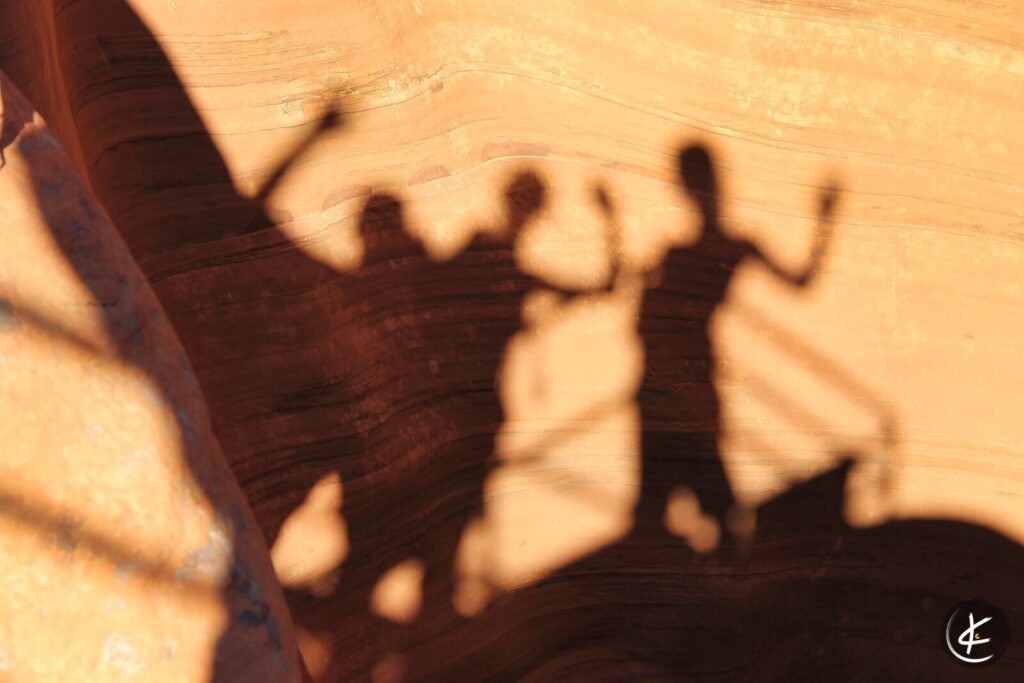 Schatten auf einer roten Steinwand im Antelope Canyon