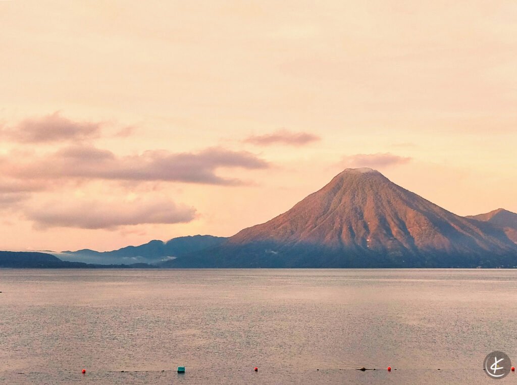 Abbildung des Vulkans am Lake Atitlàn zum Sonnenaufgang